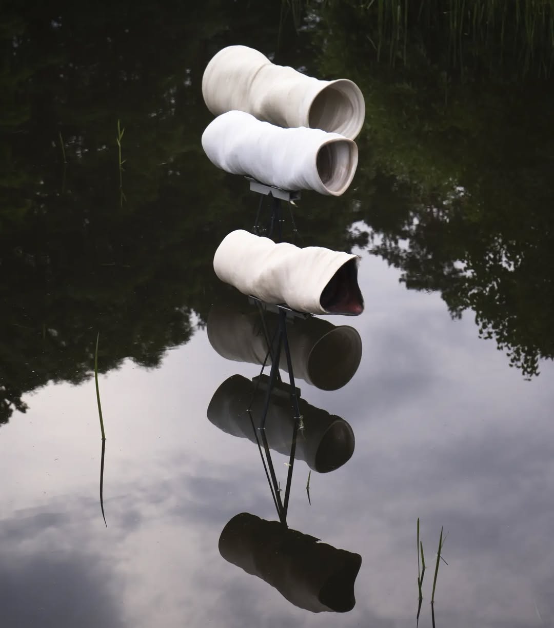 Ceramiczne organiczne rzeźby na wodzie