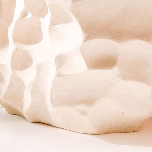 Detale stolika z ceramiki Piaskowy stolik ceramiczny sztuka użytkowa