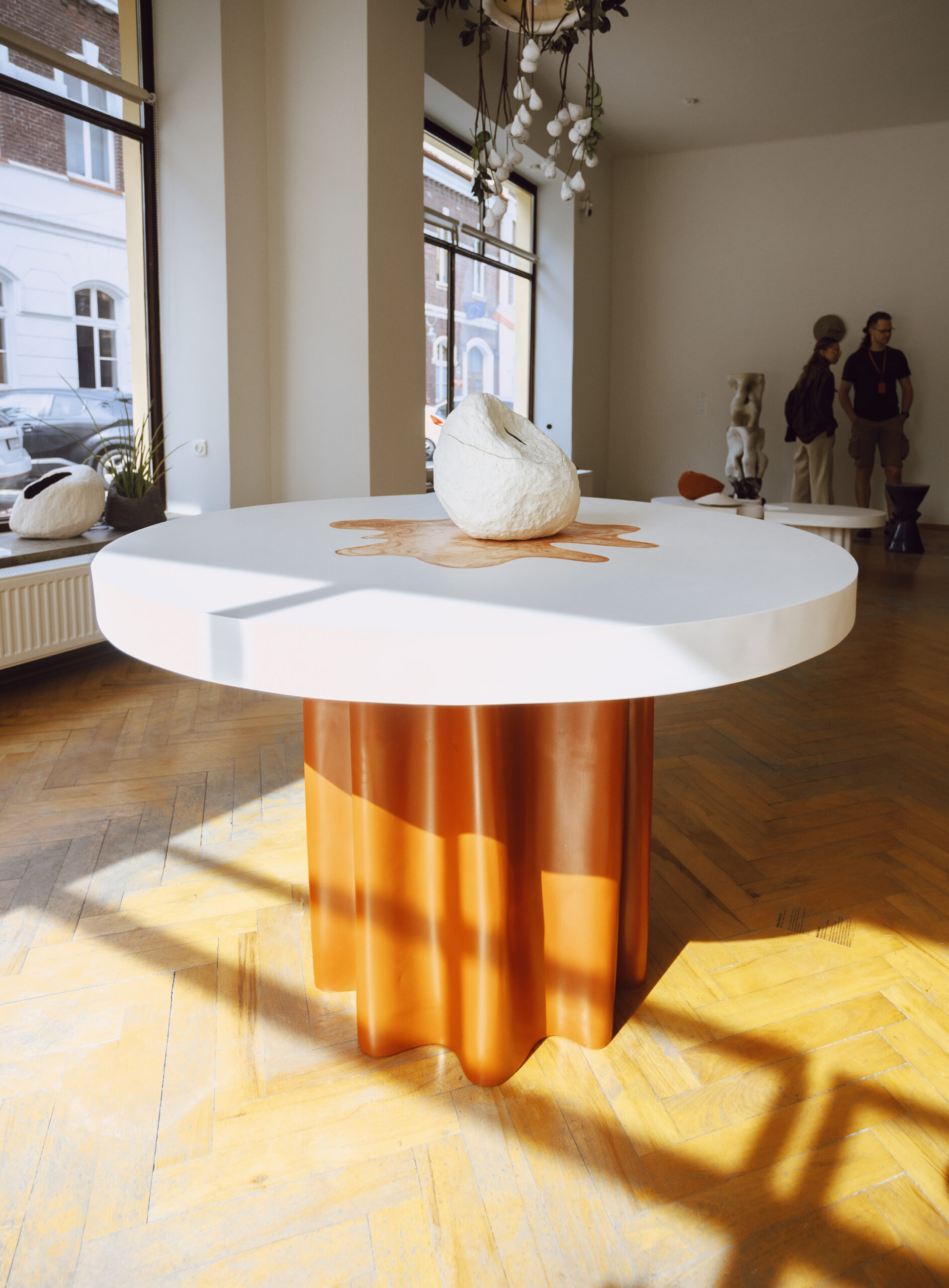 Pomarańczowy stół designerski