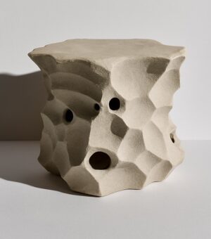 Ceramiczny stolik w piaskowym kolorze organiczny sztuka użytkowa