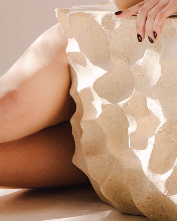 Zbliżenie na detale zagłębień stolika Ceramiczny stolik w kolorze piaskowym