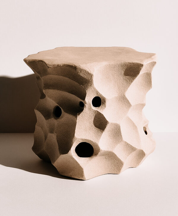 Stolik ceramiczny sztuka użytkowa Ceramiczny stolik w piaskowym kolorze organiczny sztuka użytkowa