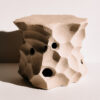 stolik ceramiczny sztuka uzytkowa Ceramiczny stolik w piaskowym kolorze organiczny sztuka użytkowa