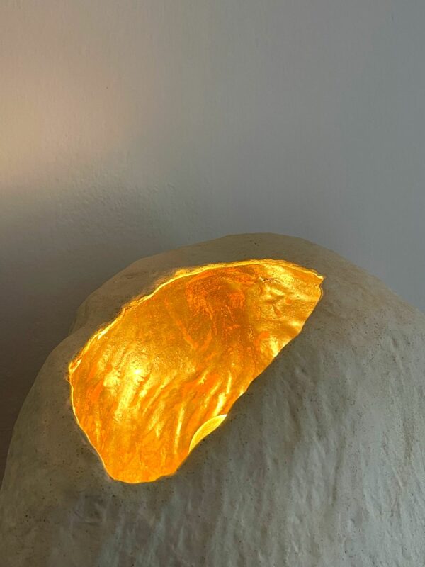 Ceramiczna lampa stołowa grota zapalona