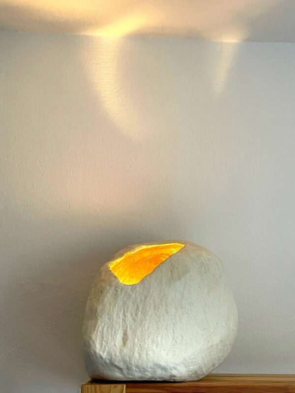 Ceramiczna lampa stołowa grota zapalona