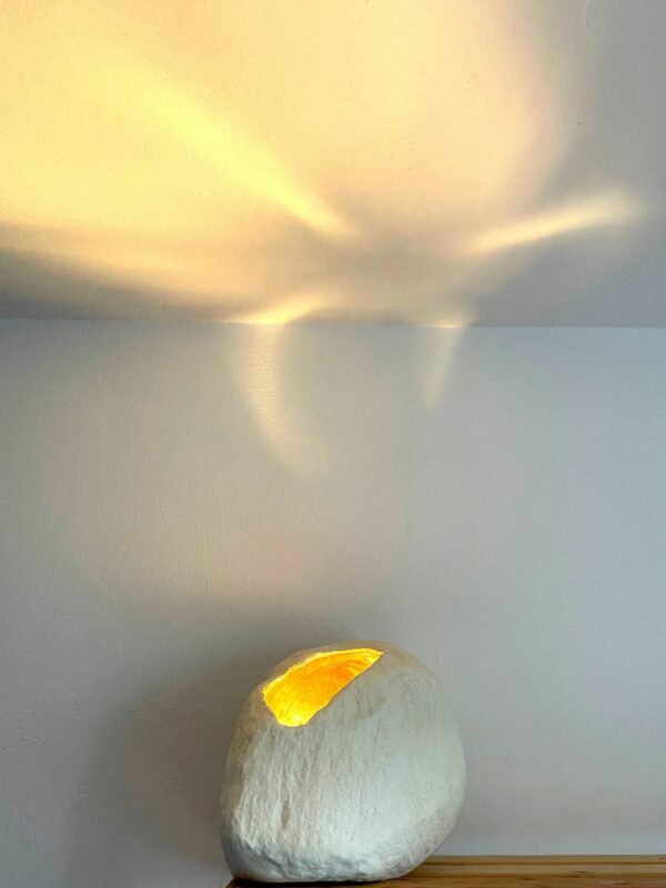 Ceramiczna lampa stołowa grota zapalona