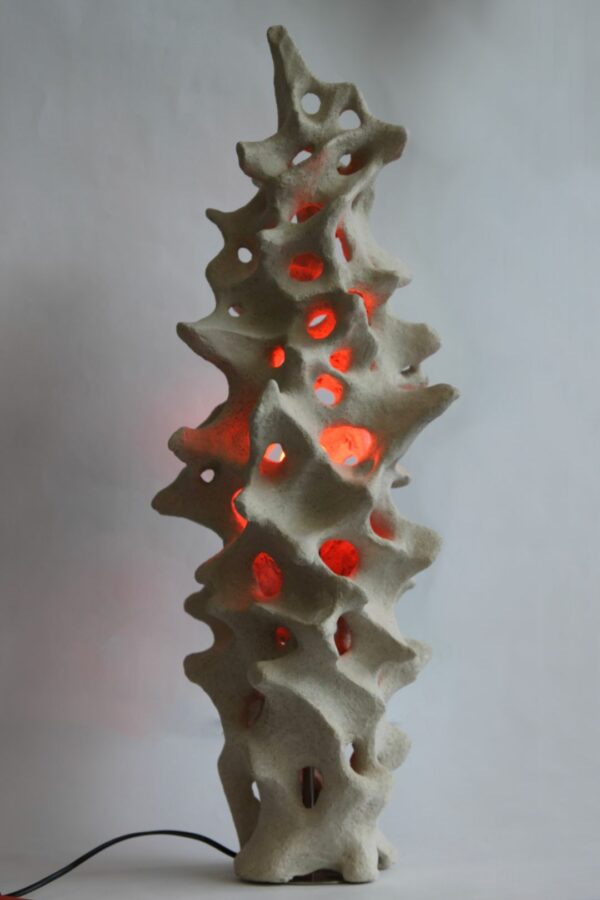 Ceramiczna lampa z jasnej surowej gliny