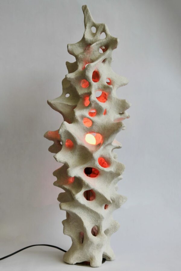 Ceramiczna lampa z jasnej surowej gliny