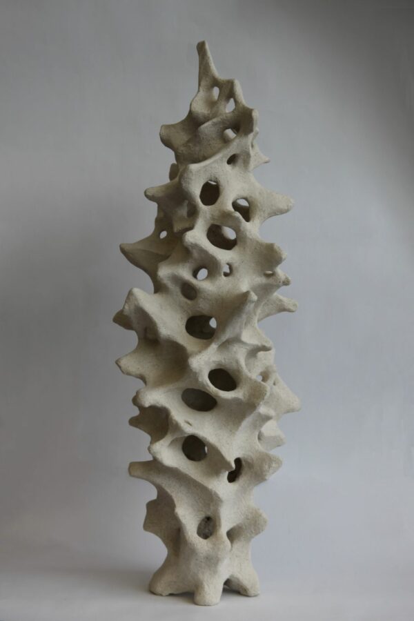 Ceramiczna lampa z jasnej surowej gliny