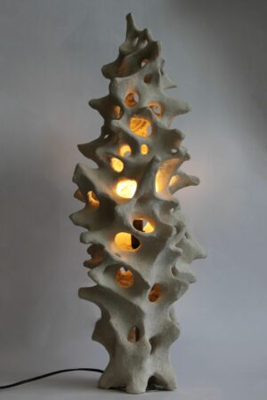 Ceramiczna lampa z jasnej surowej gliny