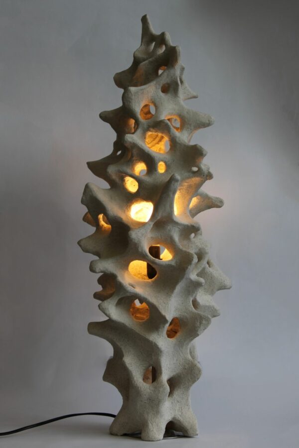 Ceramiczna lampa z jasnej surowej gliny