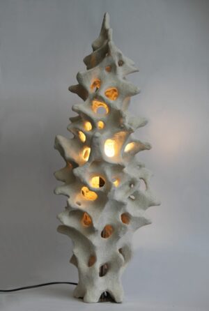 Ceramiczna lampa z jasnej surowej gliny