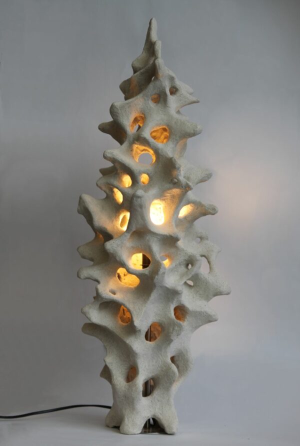 Ceramiczna lampa z jasnej surowej gliny