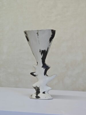 Ceramiczny kielich czarno-biały