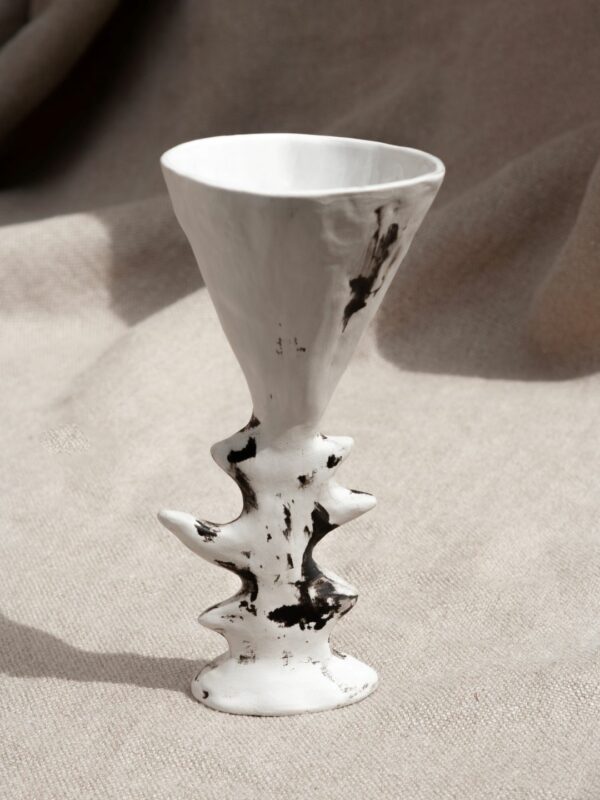 Ceramiczny kielich czarno-biały