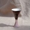 Ceramiczny czarno-różowy kielich inspirowany naturą