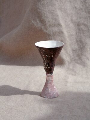 Ceramiczny czarno-różowy kielich inspirowany naturą