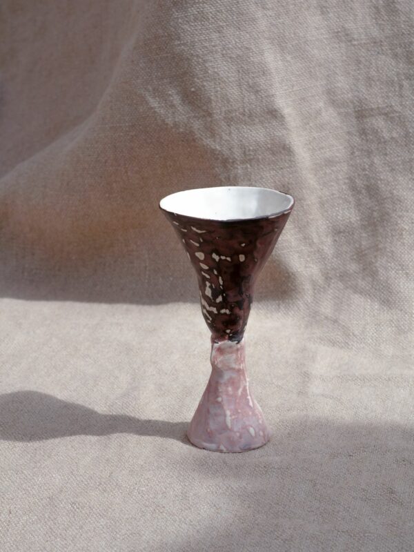 Ceramiczny czarno-różowy kielich inspirowany naturą