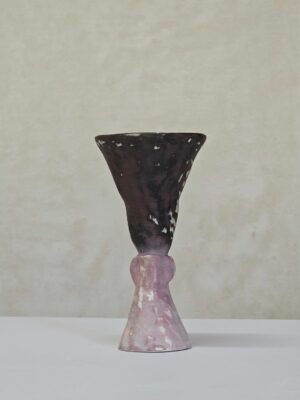 Ceramiczny czarno-różowy kielich inspirowany naturą