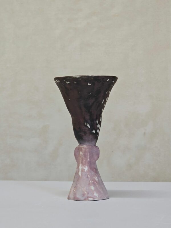 Ceramiczny czarno-różowy kielich inspirowany naturą