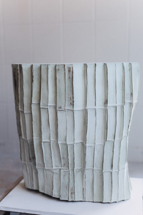 Artystyczny ceramiczny stolik pomocniczy biało szary