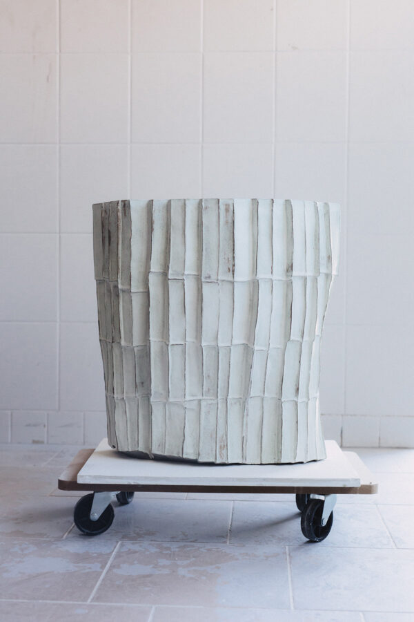 Ceramiczny stolik pomocniczy artystyczny biało szary