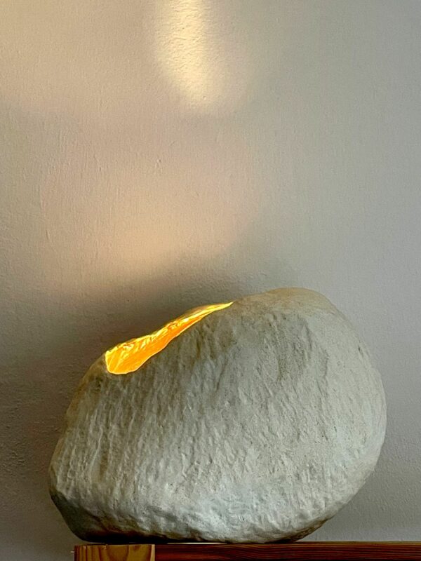 Ceramiczna lampa stołowa grota zapalona