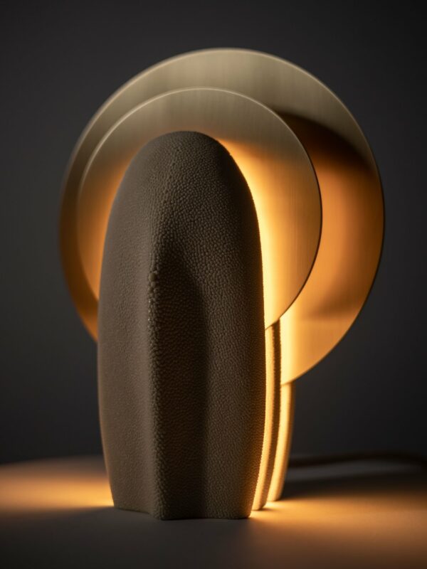 Luksusowa lampa stołowa z mosiężnymi elementami