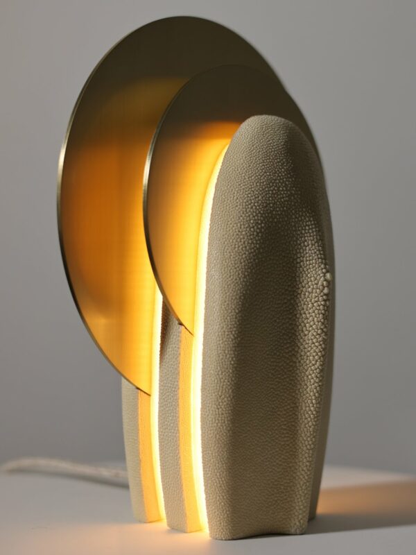 Luksusowa lampa stołowa z mosiężnymi elementami