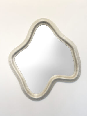 Nowoczesne lustro z naturalnej skóry beż