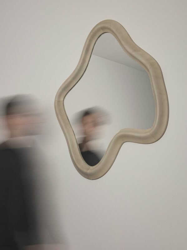 Nowoczesne lustro z naturalnej skóry beż