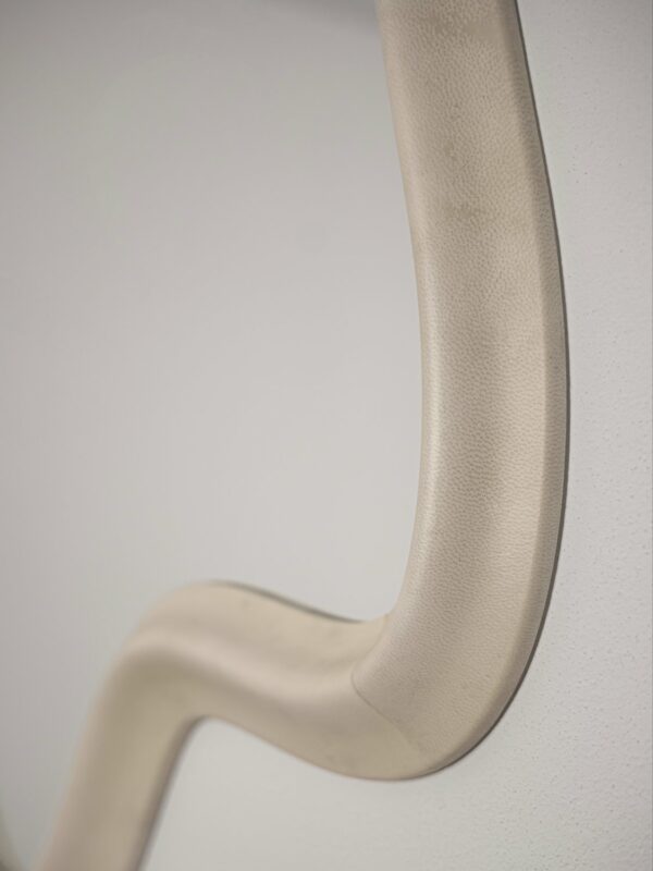 Nowoczesne lustro z naturalnej skóry beż