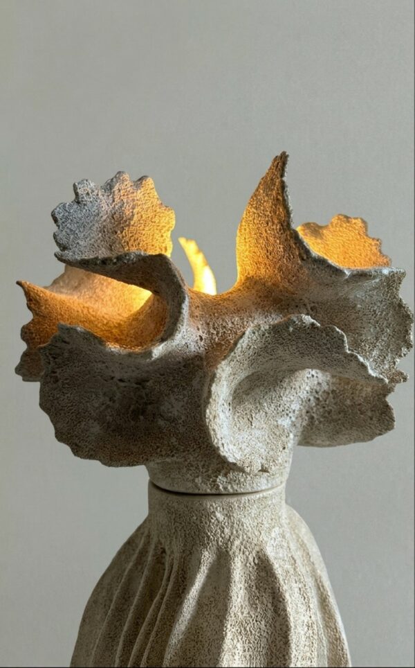 Ceramiczna lampa stołowa artystyczna piaskowa beżowa