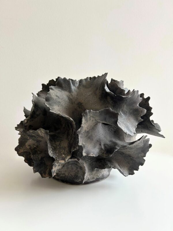 Artystyczny ceramiczny wazon z motywem roślinnym szary