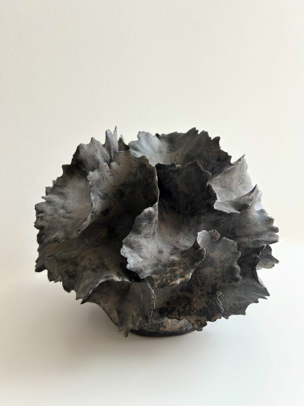 Artystyczny ceramiczny wazon z motywem roślinnym szary