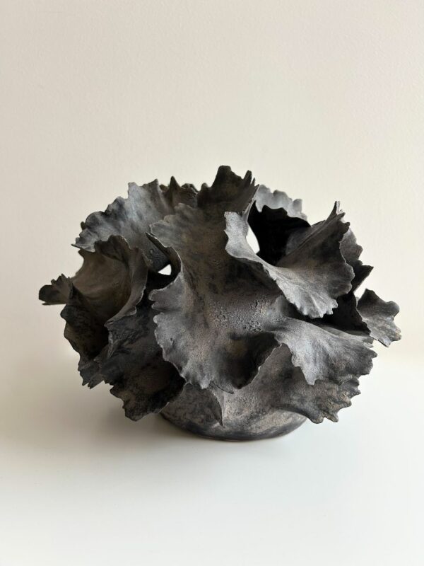 Artystyczny ceramiczny wazon z motywem roślinnym szary