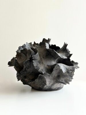 Artystyczny ceramiczny wazon z motywem roślinnym szary