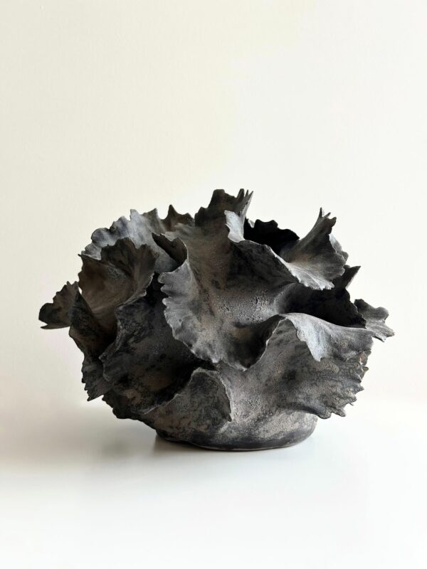 Artystyczny ceramiczny wazon z motywem roślinnym szary