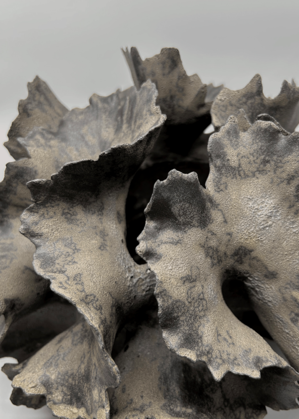 Artystyczny ceramiczny wazon z motywem roślinnym szary