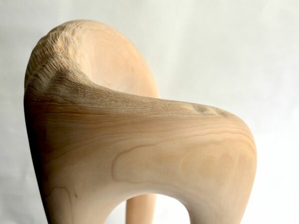 Obiekt artystyczny z litego drewna