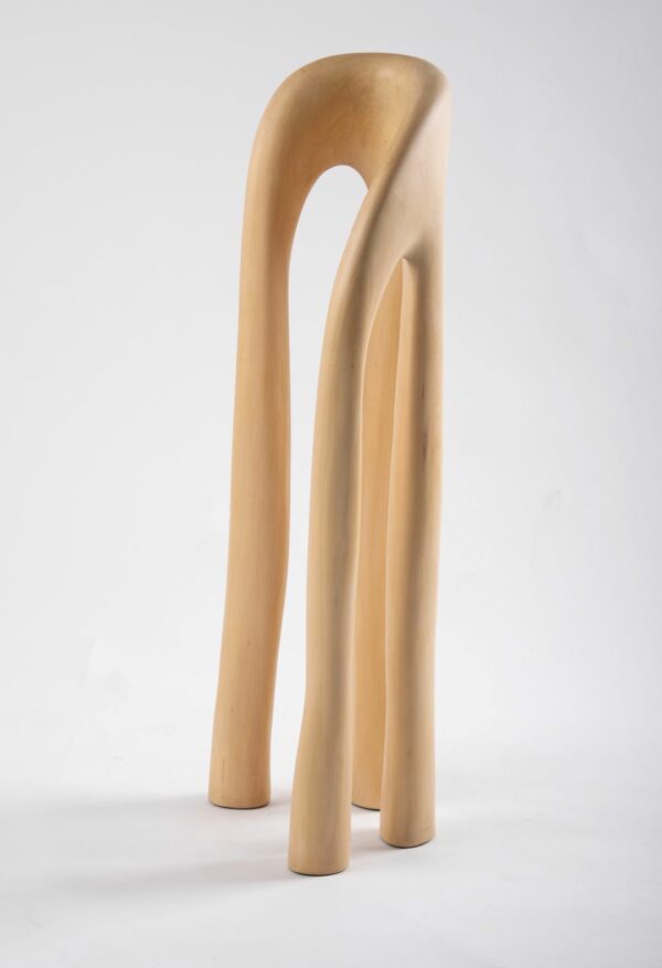 Obiekt artystyczny z litego drewna