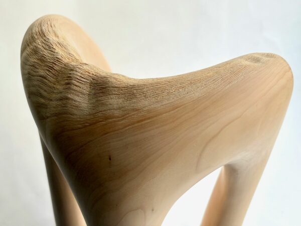 Obiekt artystyczny z litego drewna