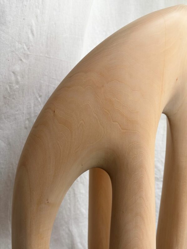 Obiekt artystyczny z litego drewna