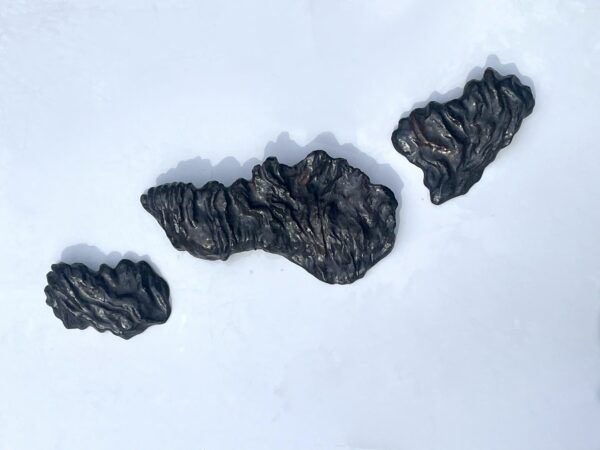 Ceramiczna instalacja naścienna skała brązowa