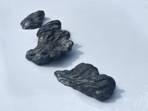 Ceramiczna instalacja naścienna skała brązowa