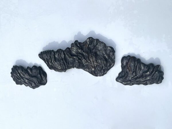 Ceramiczna instalacja naścienna skała brązowa