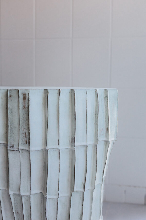 Szary stolik z ceramiki