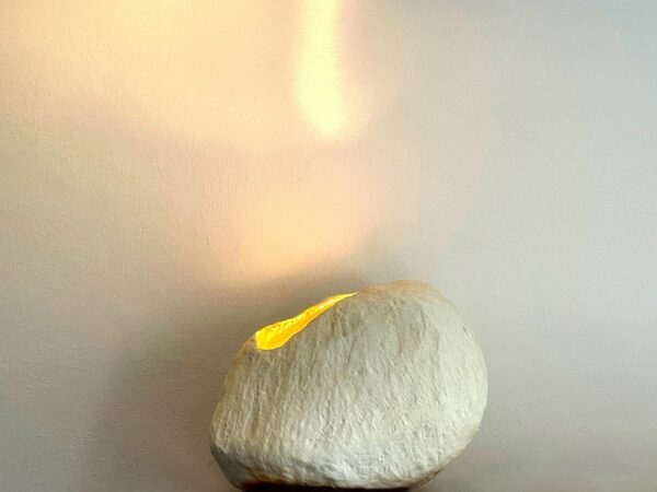 Ceramiczna lampa stołowa grota zapalona