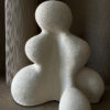 bialy-ceramiczny-wazon-organiczny-front-02 Biały ceramiczny wazon rzeźbiarski widziany od frontu, z obłymi organicznymi kształtami i ręcznie wykończoną fakturą