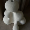 bialy-ceramiczny-wazon-organiczny-perspektywa-06 Biały ceramiczny wazon artystyczny pokazany pod kątem, z połączonymi organicznymi bryłami i niewielkim otworem u góry